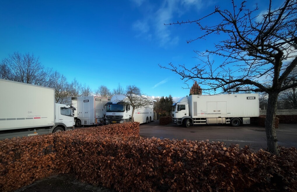 Ishøj Kirke kan næsten ikke ses bag DR's store produktionsbiler.