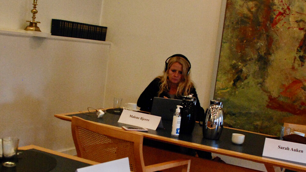 Stiftets journalist sidder med computer