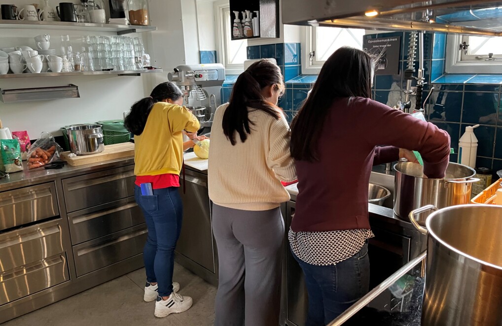 ”Ingen snak om politik i aften,” griner Jonnah Mai Paltu-Ob, mens hun gør klar til at skære broccoli.