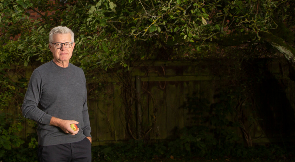 Peter Birch står i bispegårdens have med et æble i hånden