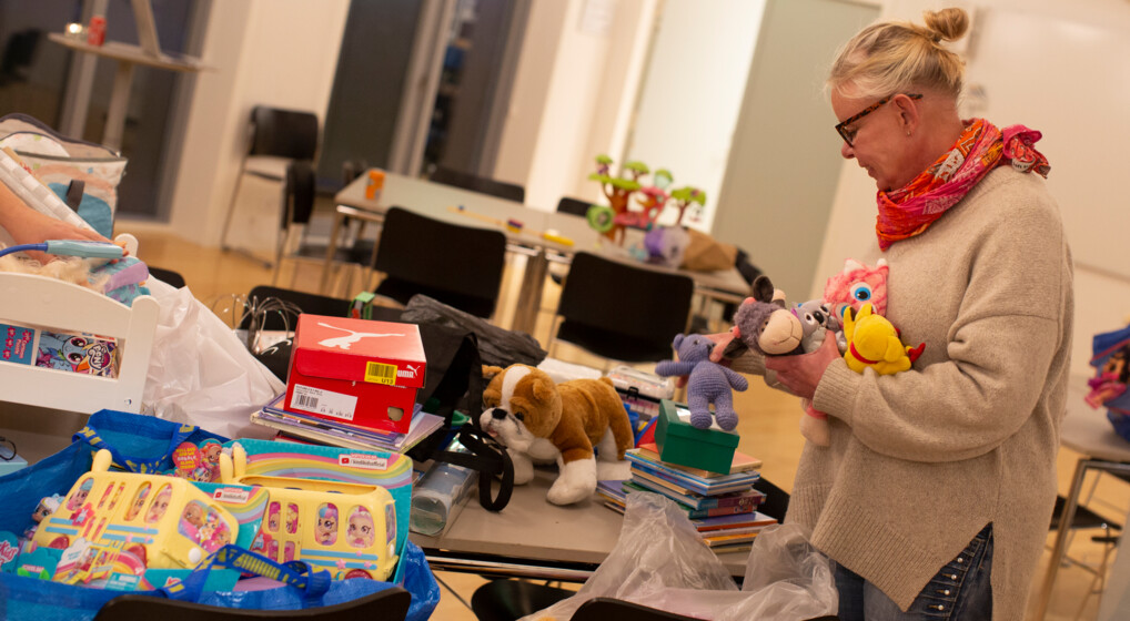 Ida Lundahl kigger på doneret legetøj