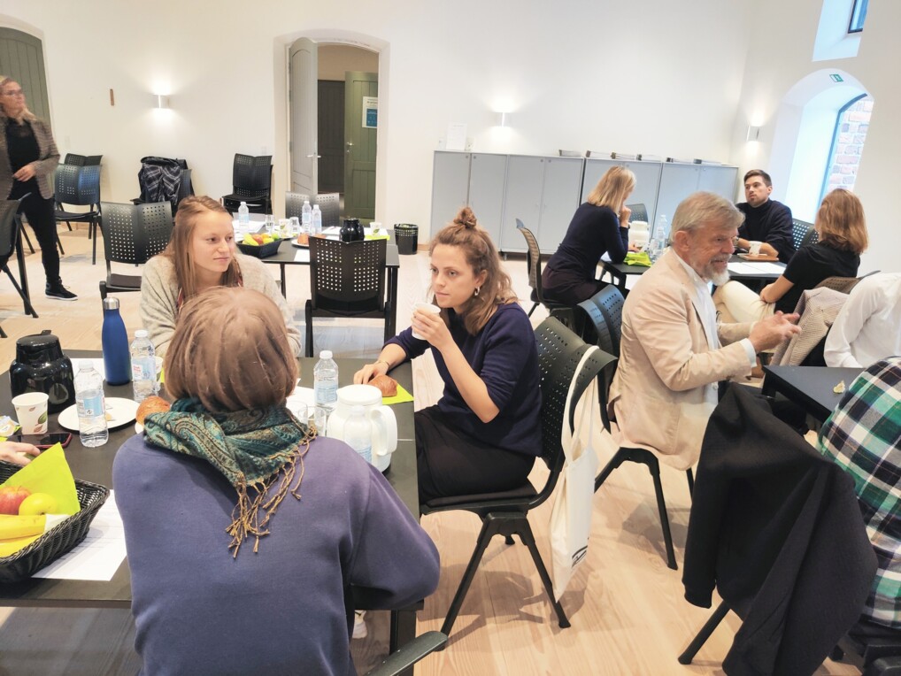 Deltagerne på karrieredagen drikker kaffe og snakker sammen.