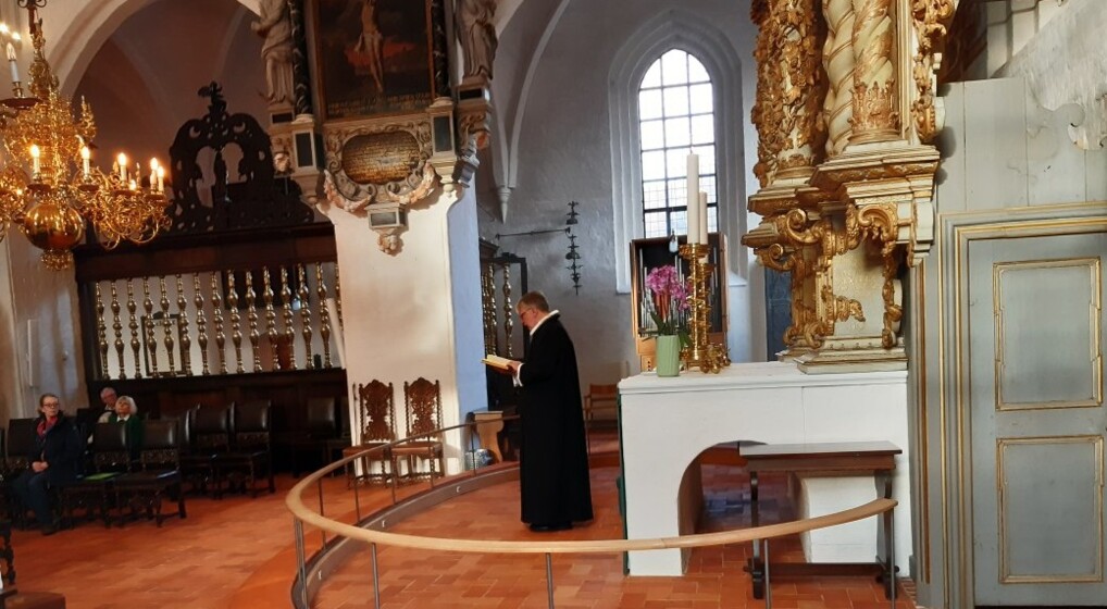 Præst læser op af Bibelen ved alteret i Helsingør Domkirke