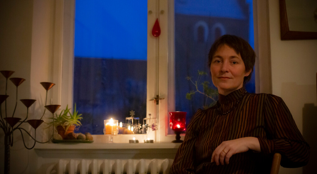 Præst Rikke Pedersen ved vinduet i sin præstegård