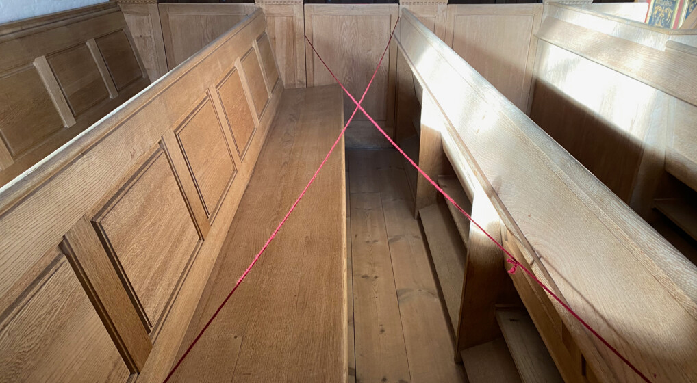 Kirkebænk blokeres af røde snore