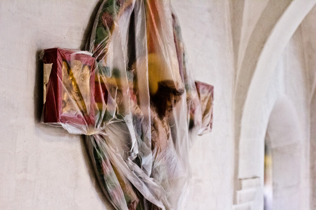 Jesus på korset, viklet ind i plastik