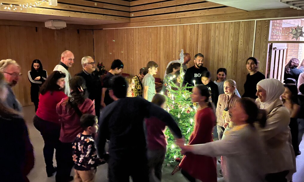 I Strandmarkskirken blev dansen om juletræet sluttet af med den arabiske jubel-tilkendegivelse 'Zaghrouta', der er en høj og trillende vokallyd, som bruges ved festlige lejligheder.