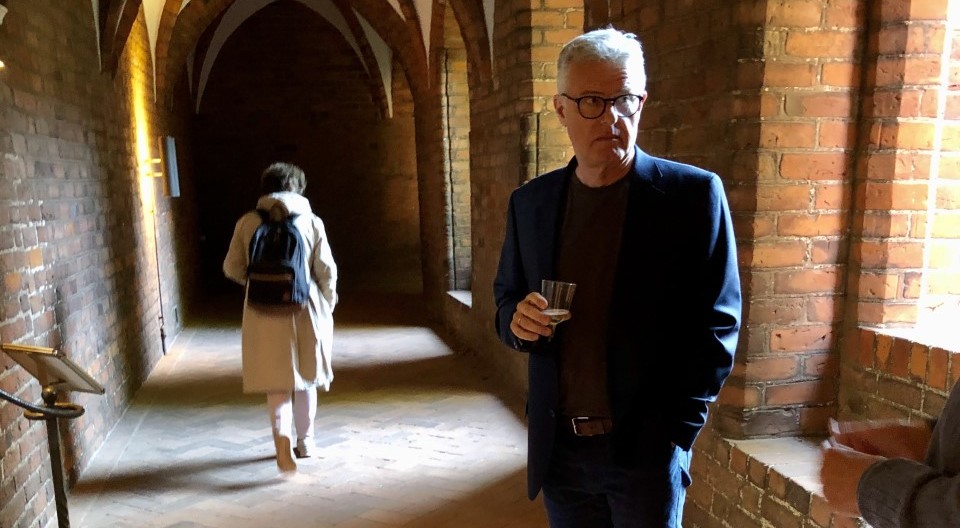 Lise-Lotte Rebel, den nuværende biskop, er på vej ud ad døren, mens den nyvalgte biskop er ved at blive interviewet