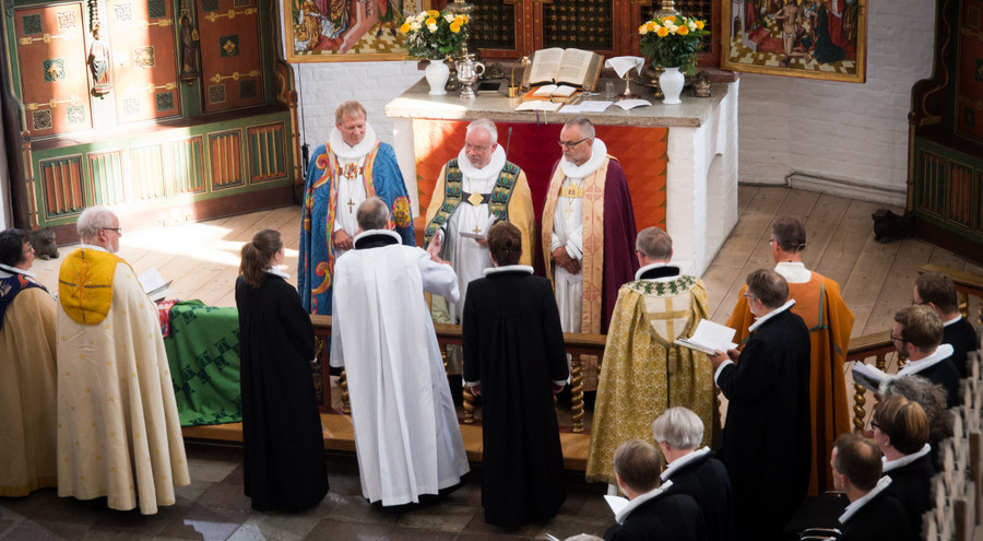 Henrik Wigh-Poulsen under sin bispevielse, omringet af de øvrige biskopper