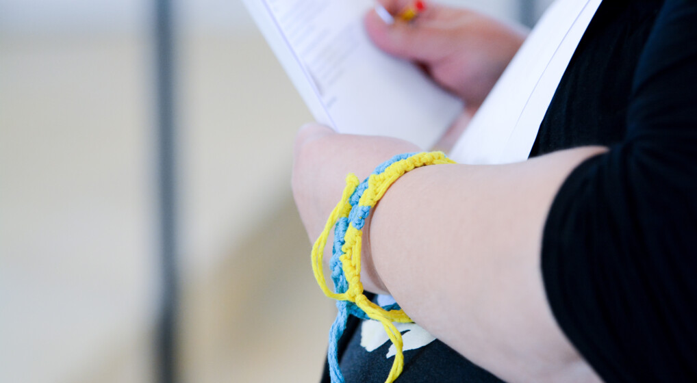 Armbånd i ukrainske farver