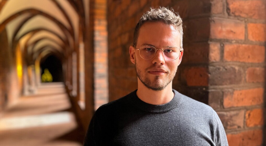 Steen Toft Winther i klostrets buegang