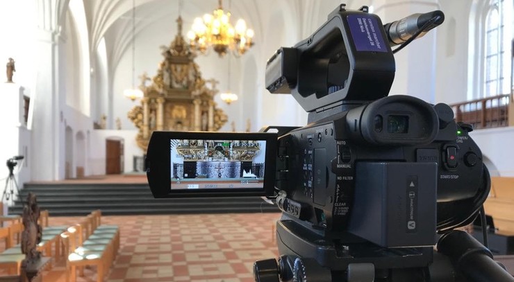 Videokamera rettet mod alteret