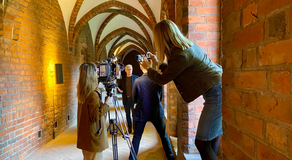 Billede af en fotograf, der tager billede af nogle tv-journalister, der filmer Peter Birch