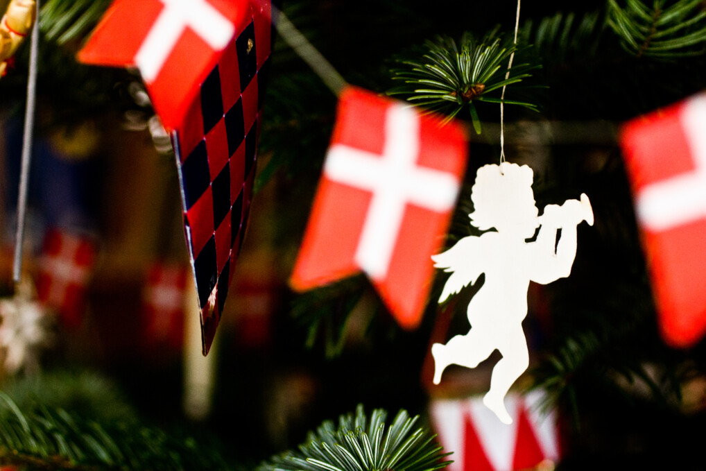 Nærbillede af juletræ med pynt